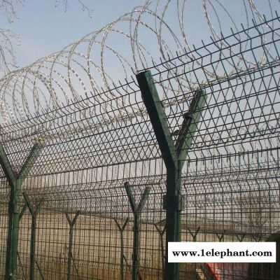 生产公路护栏网 道路护栏网 绿色铁丝网焊接护栏 折弯防护网