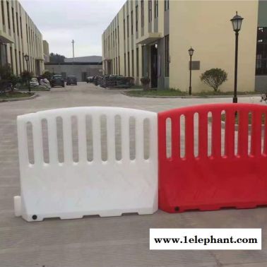 高围栏水马规格 工程滚塑高围栏水马围档 施工隔离墩护栏