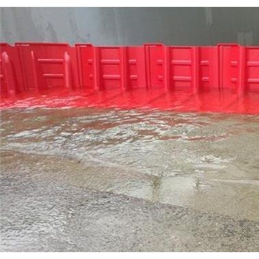 没有固定物也可以安装的组合式挡水板 红色组合式挡水板让水流改道 不怕大水强降雨